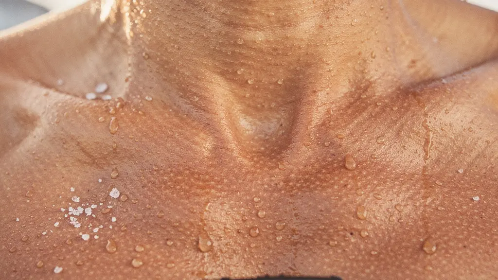 Gros plan sur la poitrine d'un coureur en montagne avec les veines du cou visibles illustrant l'effort cardiaque accru en altitude