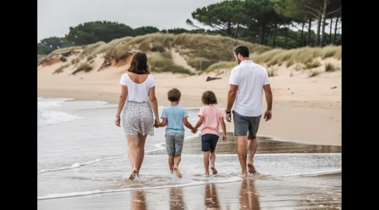 Famille marchant sur plage landaise avec dunes et pins maritimes en arrière-plan