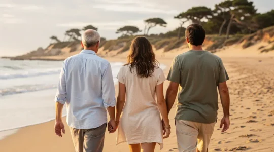 Famille marchant sur plage landaise avec pins maritimes en arrière-plan